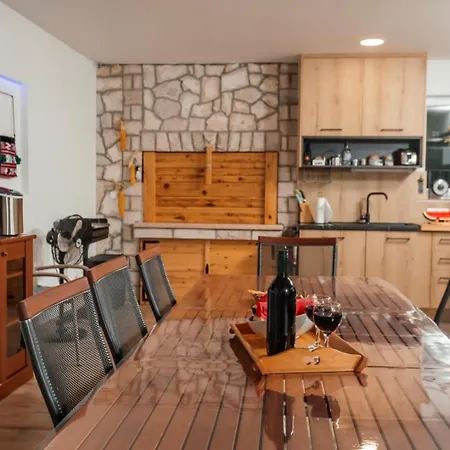 House Leonarda אימוטסקי