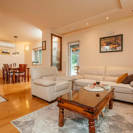 בית נופש House Leonarda